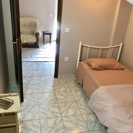 αυτόνομη μεζονέτα με εσωτερικό τζάκι και μπαλκόνια * Athens